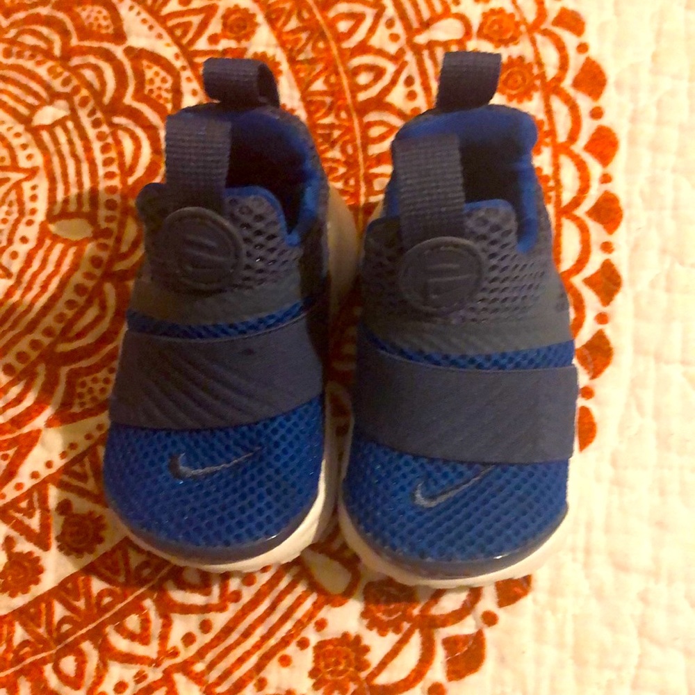 Nike blue  gray and white sneakers size 4.5